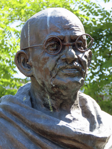902300 Afbeelding van de kop van het bronzen standbeeld van Mahatma Ghandi (1869-1948) op het centrale plein van de ...